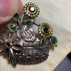 KC KENNITH COLE PIN BASKET FLOWERS & CAT& BOW